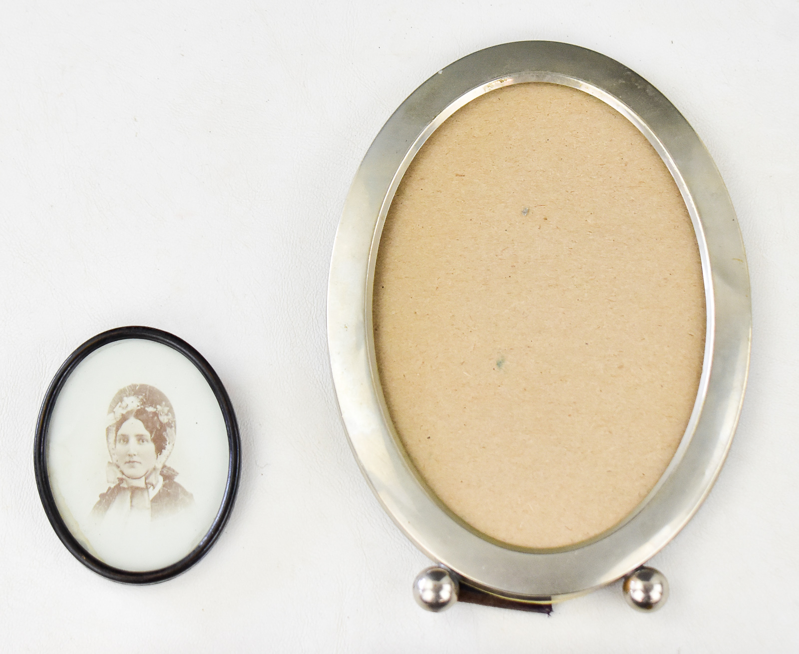 19TH CENTURY PHOTOGRAPHS, VICTORIAN PRINT, & PICURE FRAME