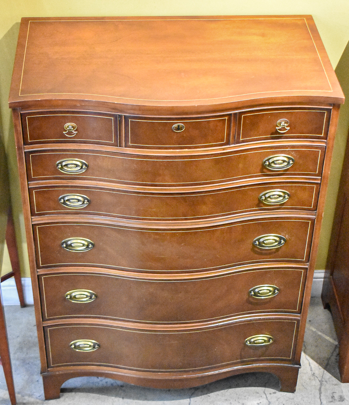 FEDERAL STYLE SERPENTINE FRONT CHEST OF DRAWERS