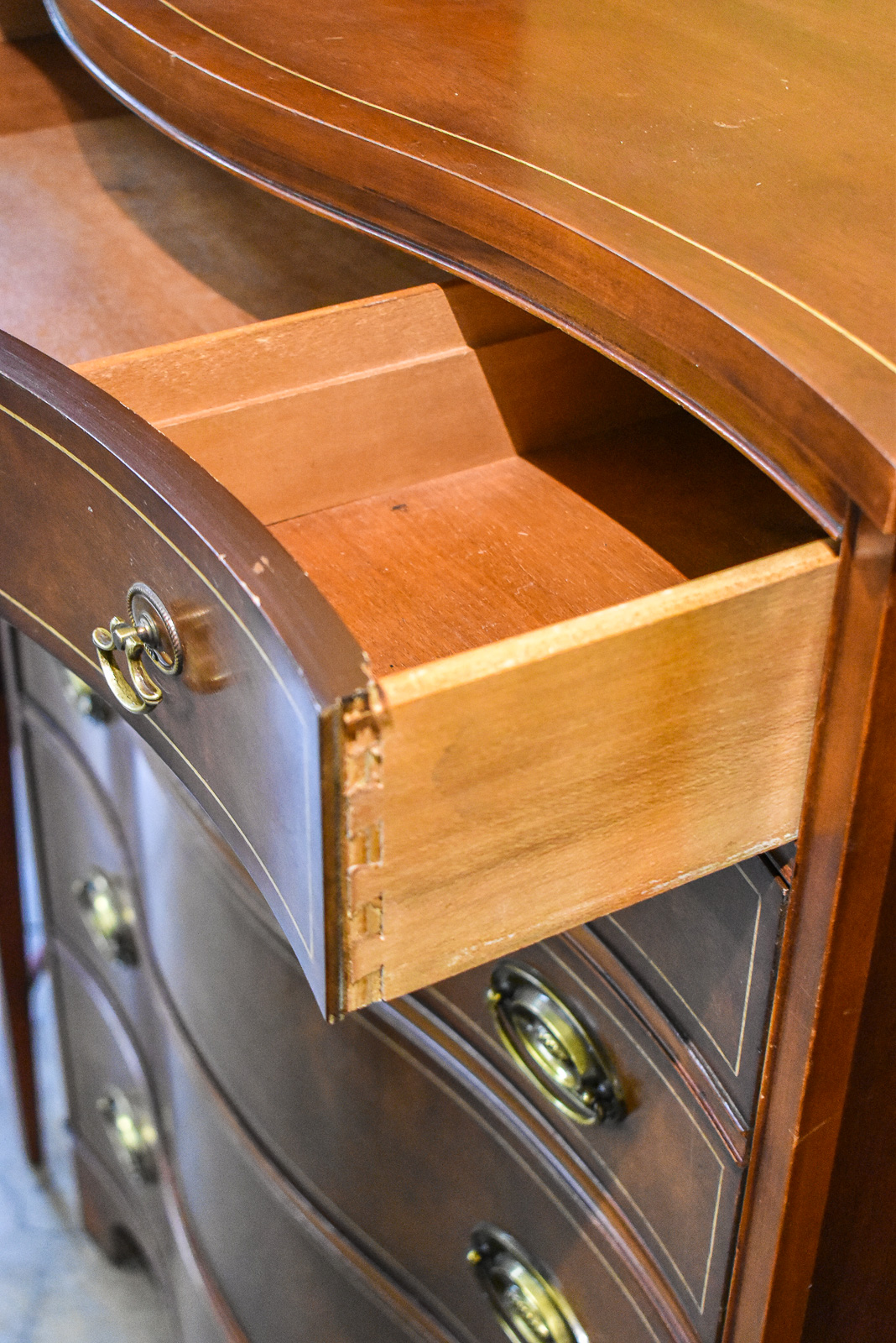 FEDERAL STYLE SERPENTINE FRONT CHEST OF DRAWERS