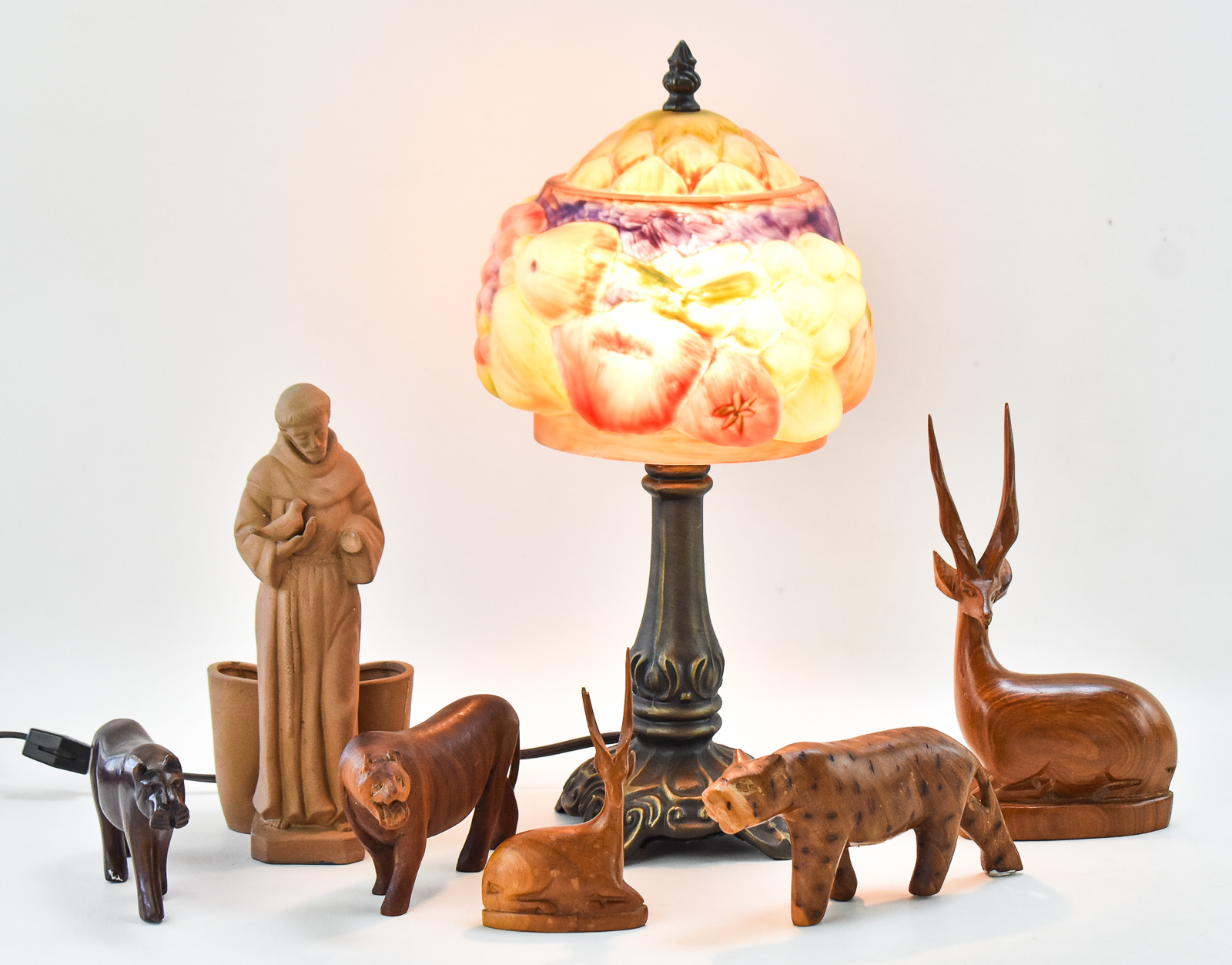 PAIRPOINT-STYLE PUFFY FRUIT LAMP & ASSORTMENT OF WOOD & CLAY DECORATIVE FIGURES