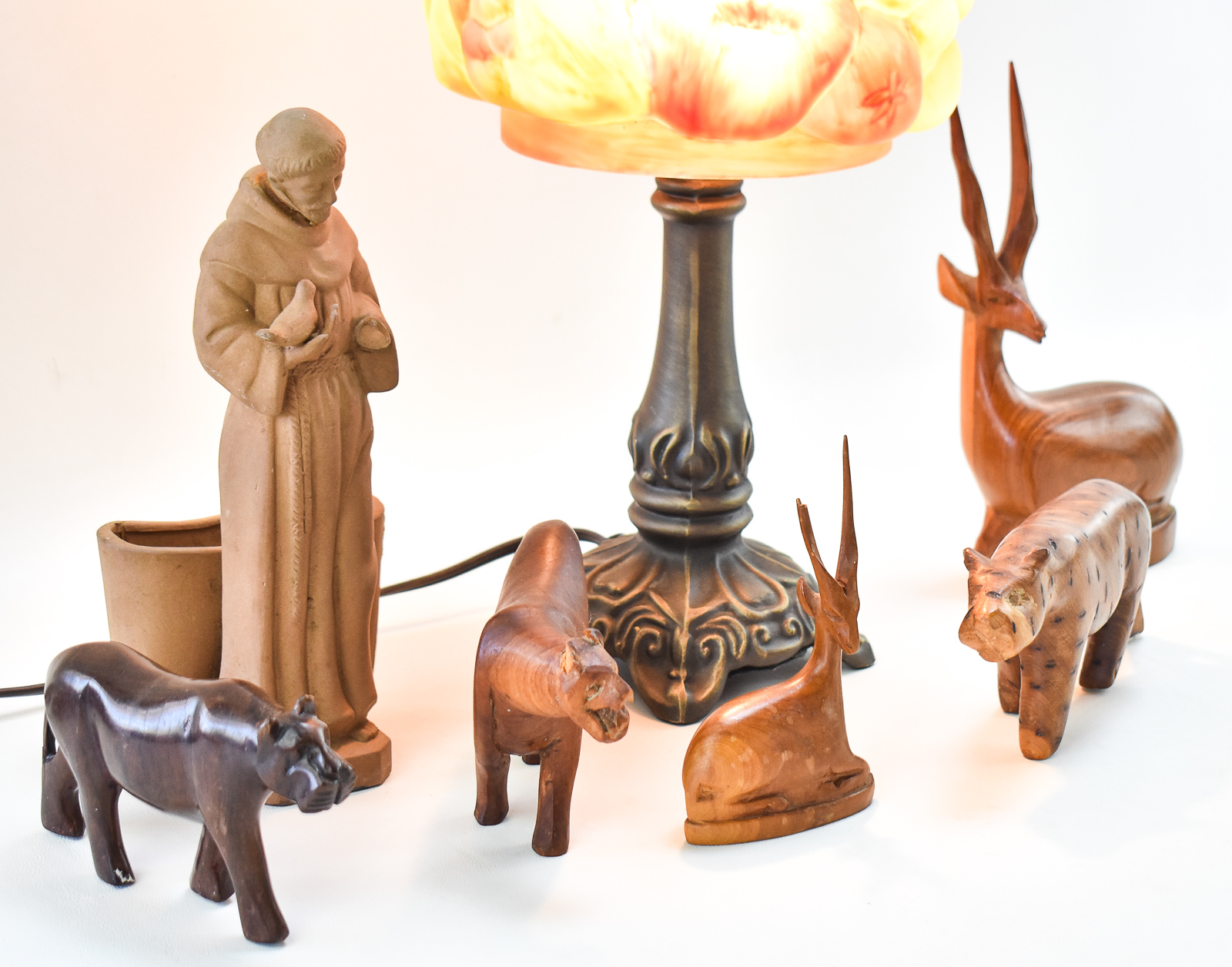 PAIRPOINT-STYLE PUFFY FRUIT LAMP & ASSORTMENT OF WOOD & CLAY DECORATIVE FIGURES