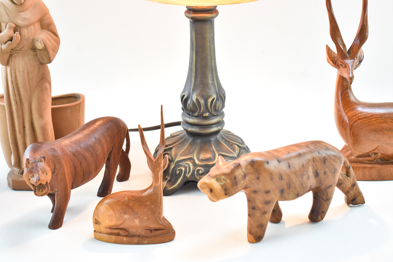 PAIRPOINT-STYLE PUFFY FRUIT LAMP & ASSORTMENT OF WOOD & CLAY DECORATIVE FIGURES
