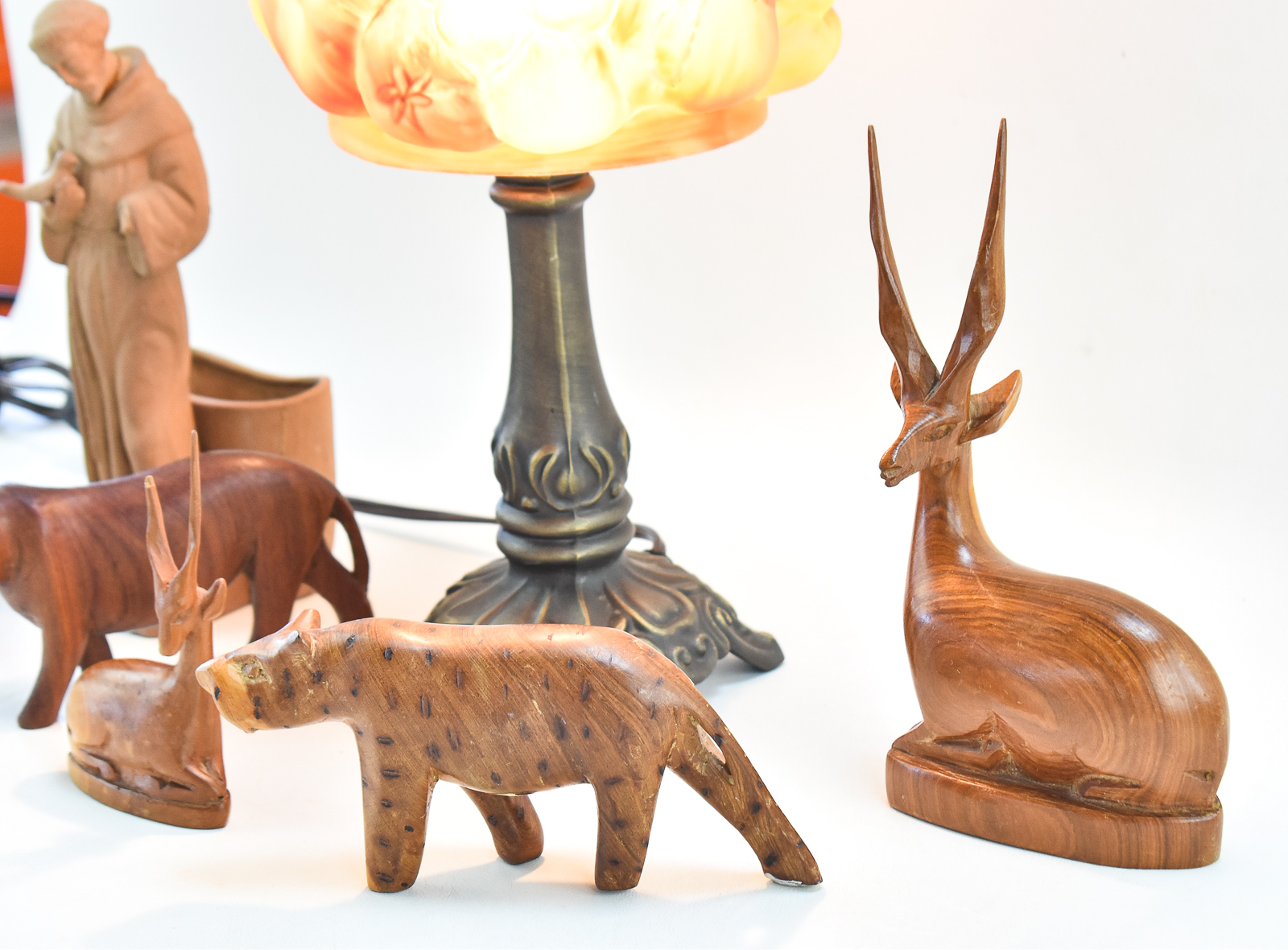 PAIRPOINT-STYLE PUFFY FRUIT LAMP & ASSORTMENT OF WOOD & CLAY DECORATIVE FIGURES