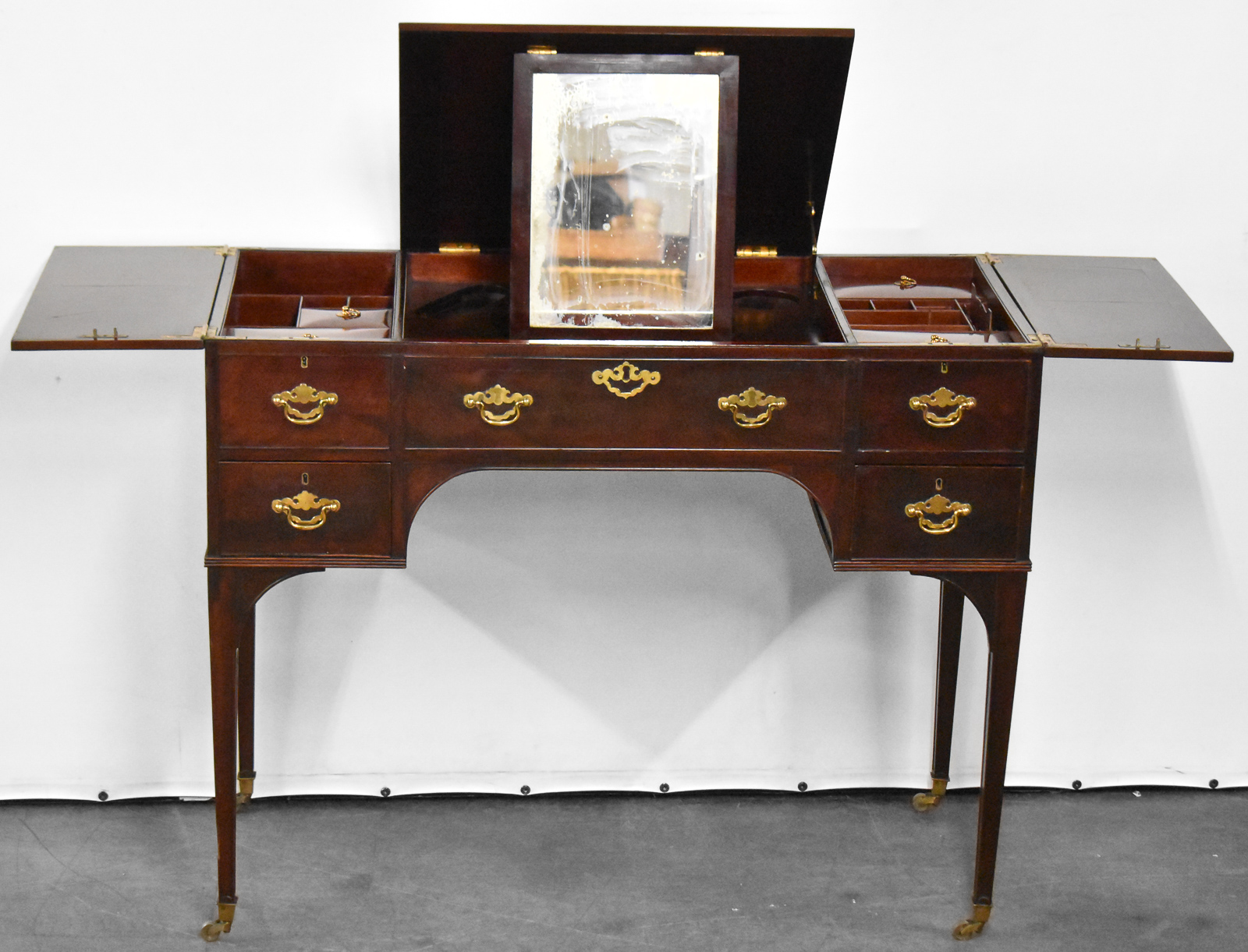 QUEEN ANNE STYLE MAHOGANY VANITY DESK