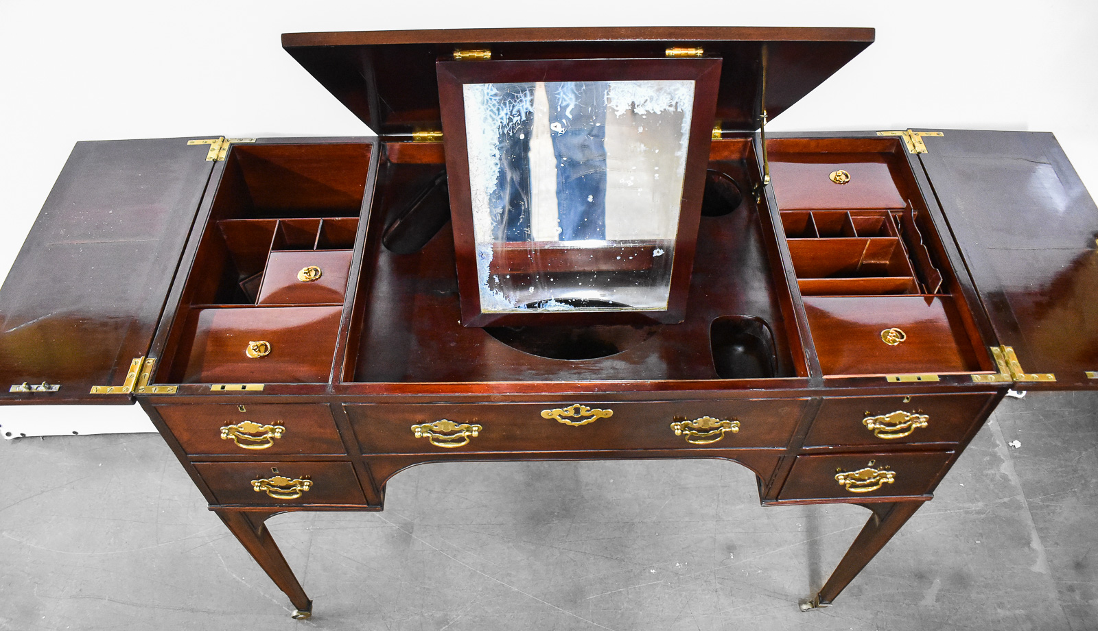 QUEEN ANNE STYLE MAHOGANY VANITY DESK