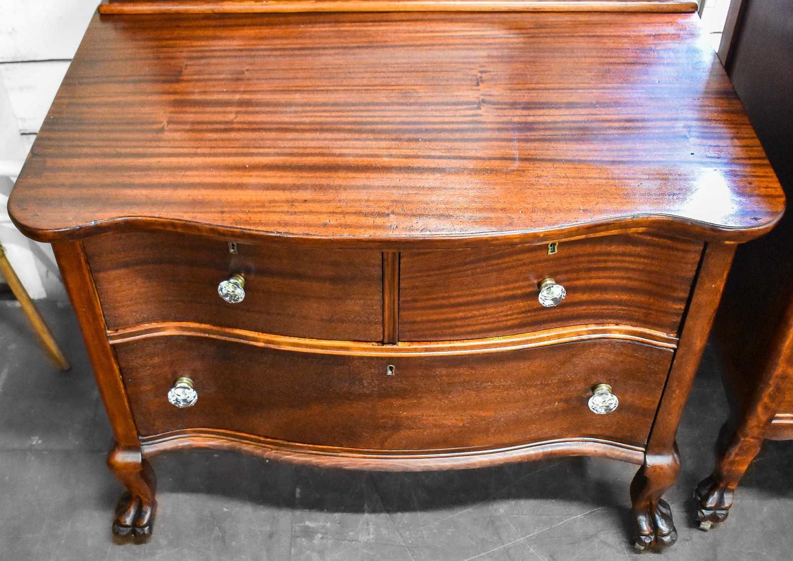 MAHOGANY SERPENTINE FRONT PRINCESS VANITY DRESSER