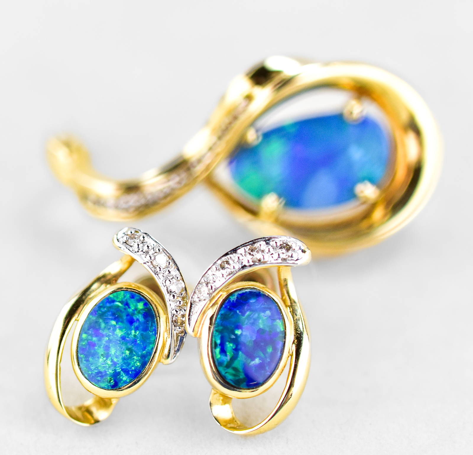 14KT GOLD AUSTRALIAN OPAL PENDANT & EARRINGS
