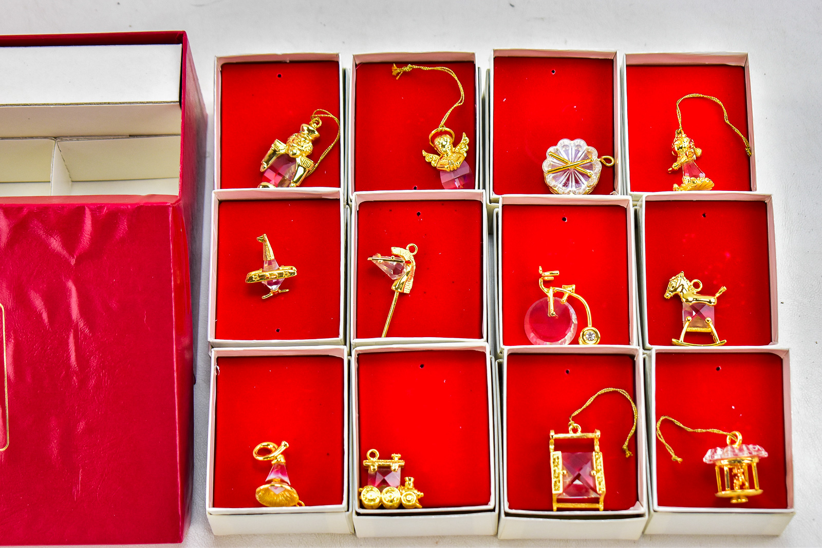 THE CHRISTMAS ORNAMENT COLLECTORS CLUB GLASS ORNAMENT SET