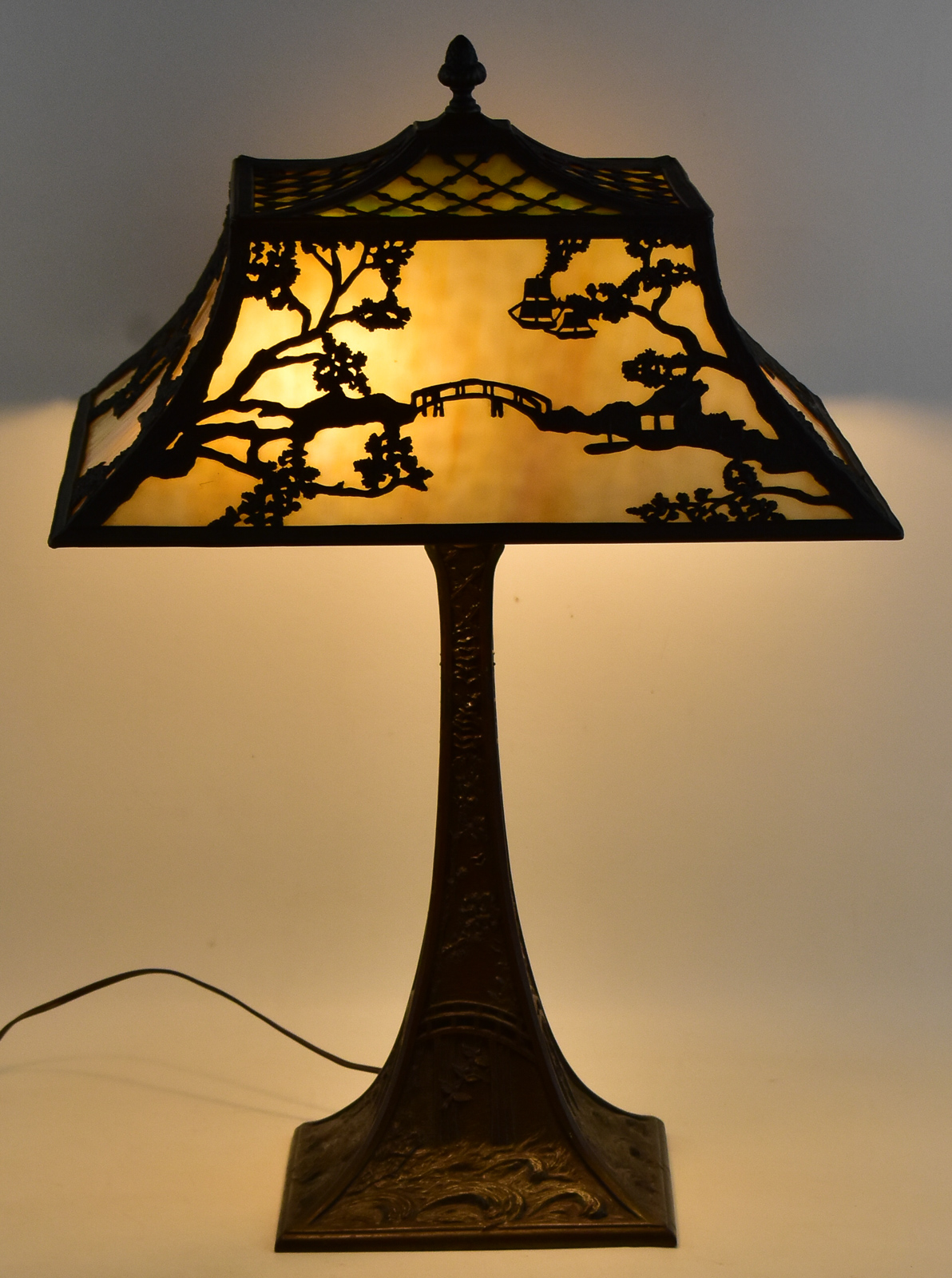 ASIAN SLAG GLASS & SPELTER TABLE LAMP