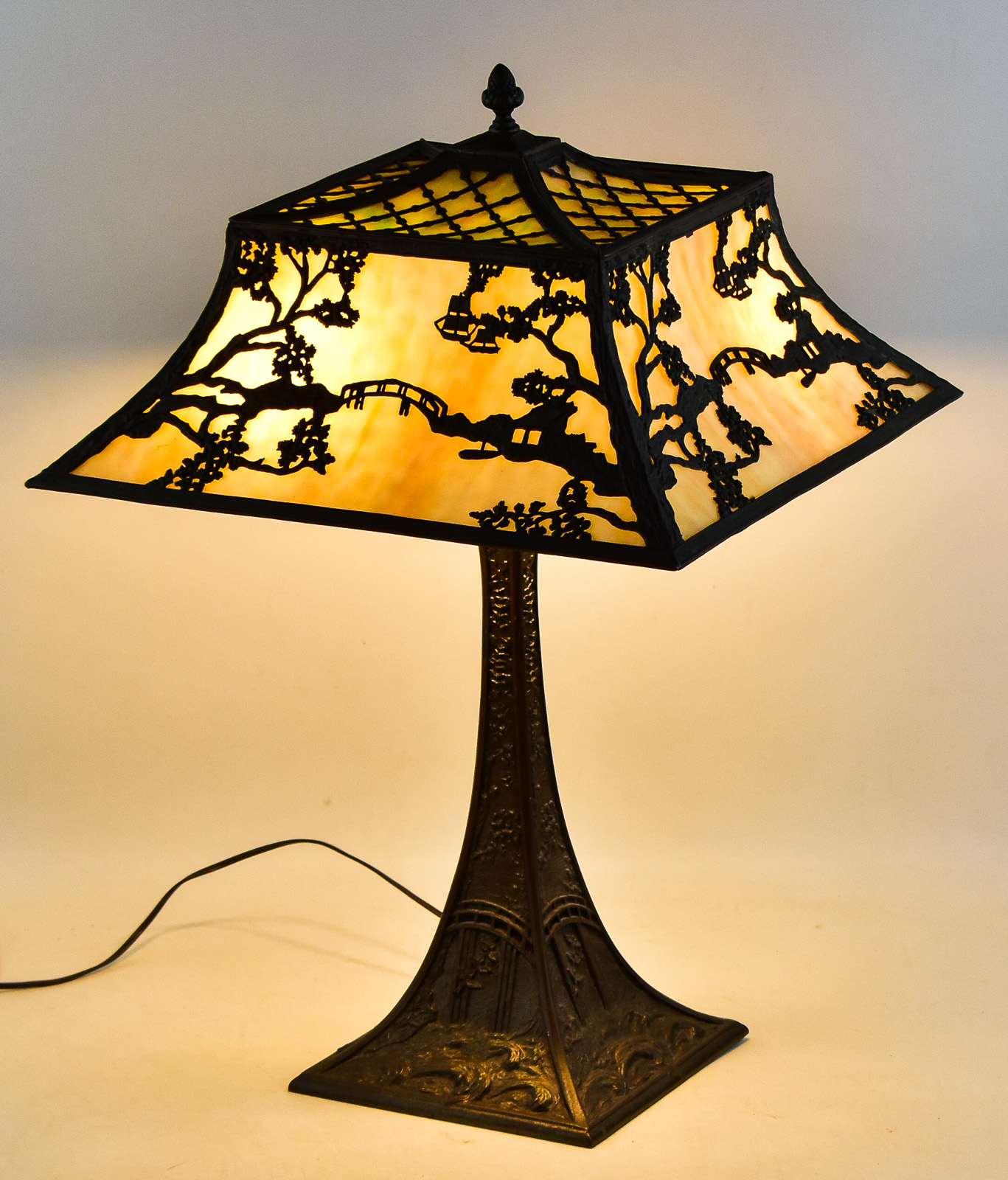 ASIAN SLAG GLASS & SPELTER TABLE LAMP