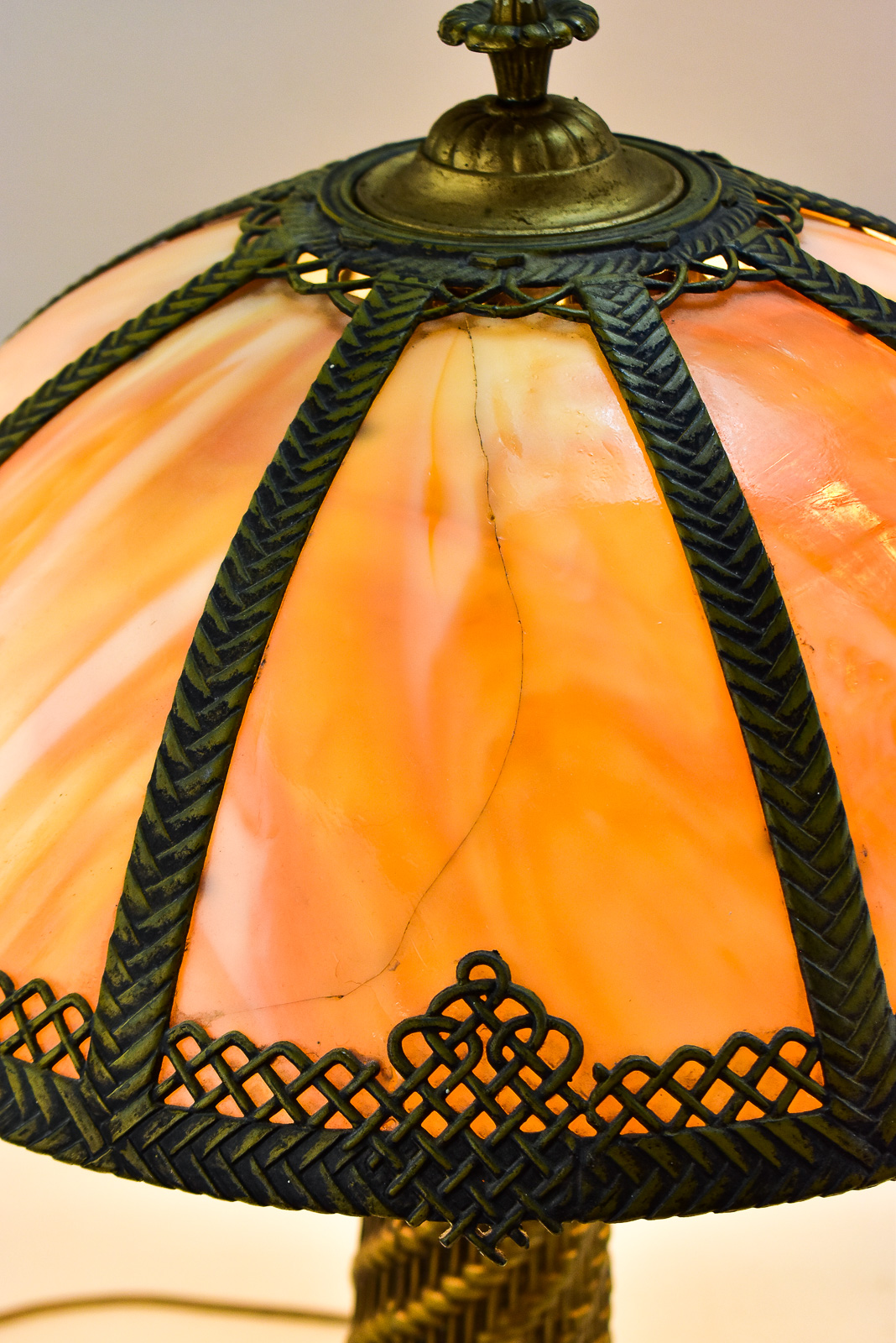 ART NOUVEAU SLAG GLASS TABLE LAMP