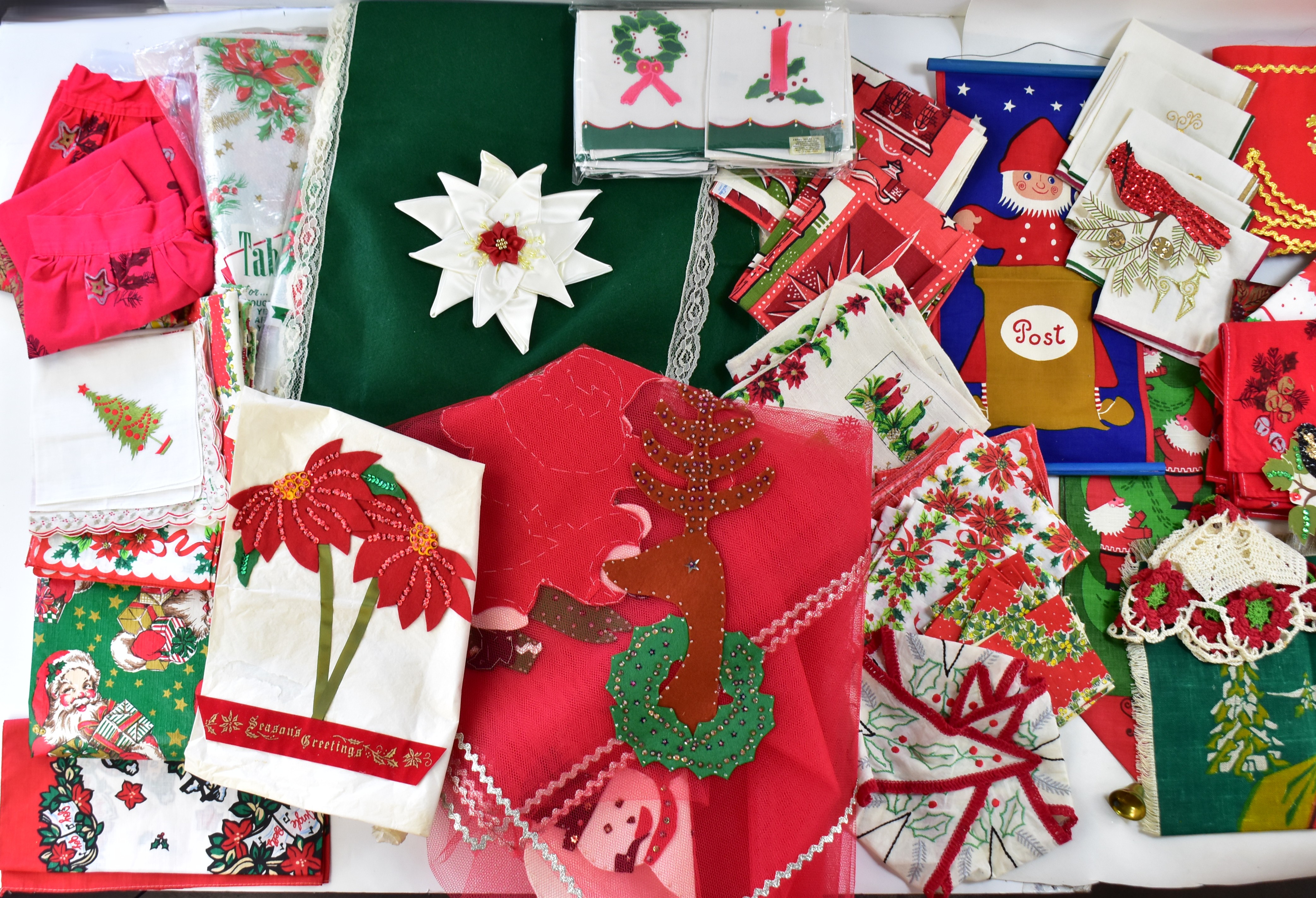 CHRISTMAS LINEN ASSORTMENT