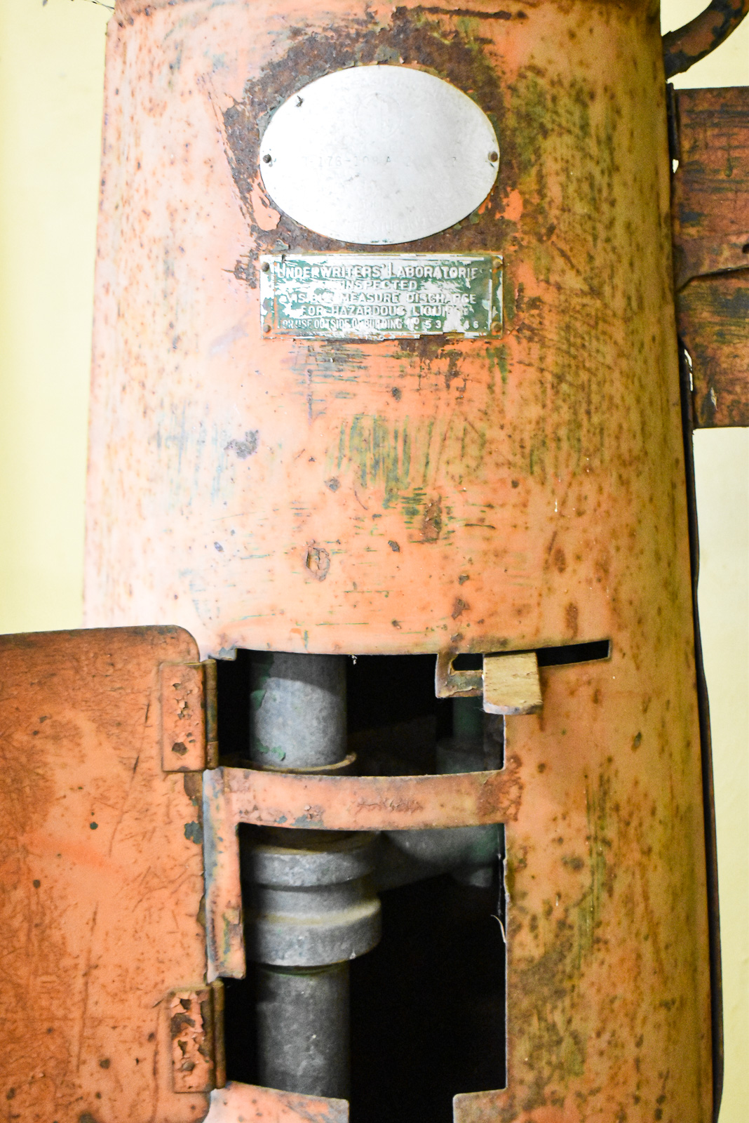GILBERT & BAKER SELF-MEASURING GAS PUMP SHELL