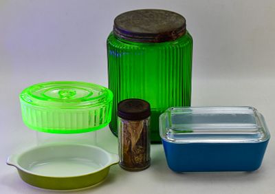 DEPRESSION ERA GLASS KITCHENWARE ASSORTMENT: OWENS-ILLINOIS, ANCHOR HOCKING, PYREX. This 
