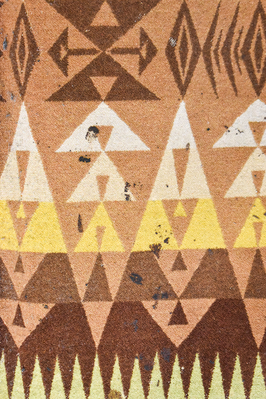 PENDLETON WOOLEN MILLS 'TEEPEE' PATTERN WOOL BLANKET