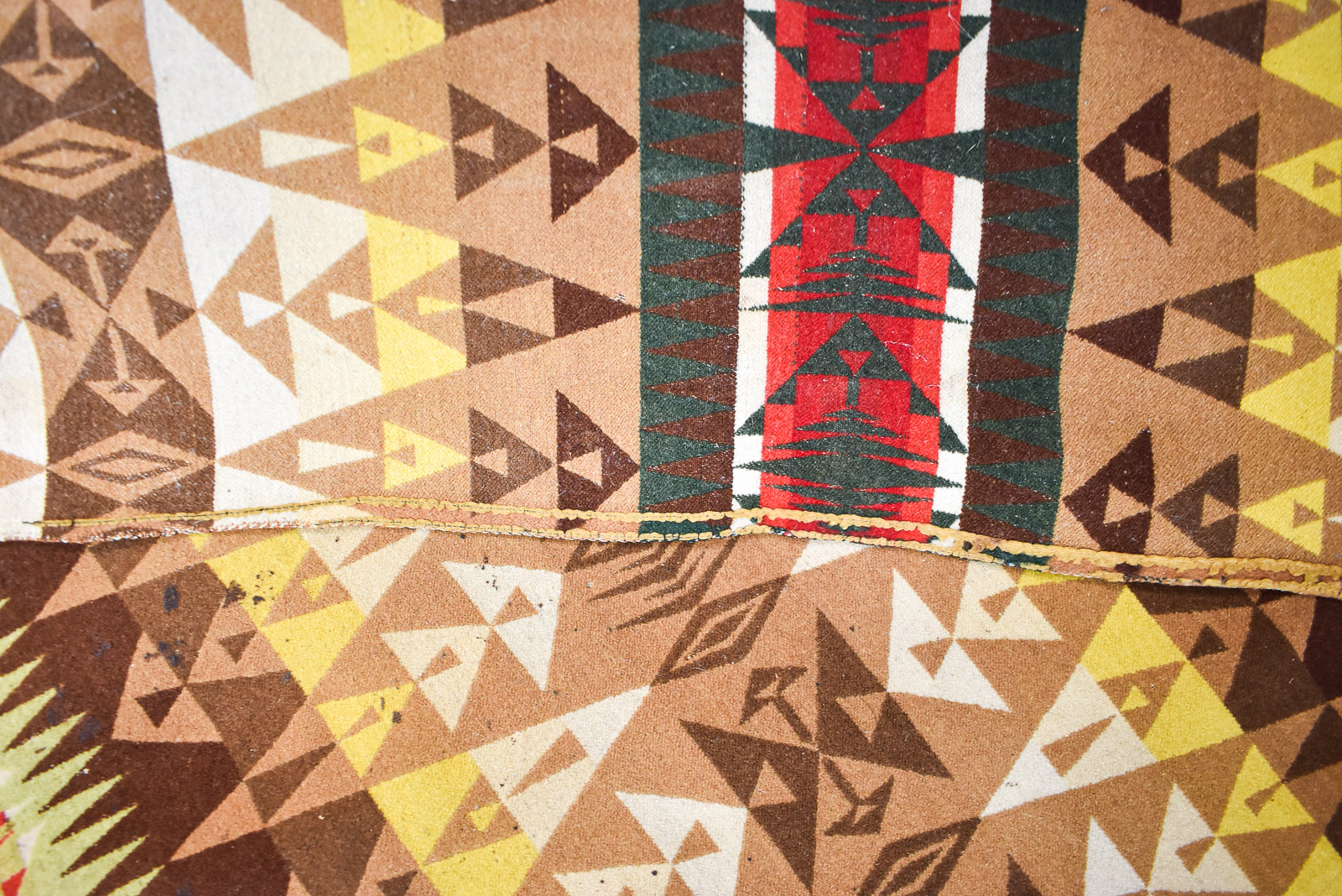 PENDLETON WOOLEN MILLS 'TEEPEE' PATTERN WOOL BLANKET