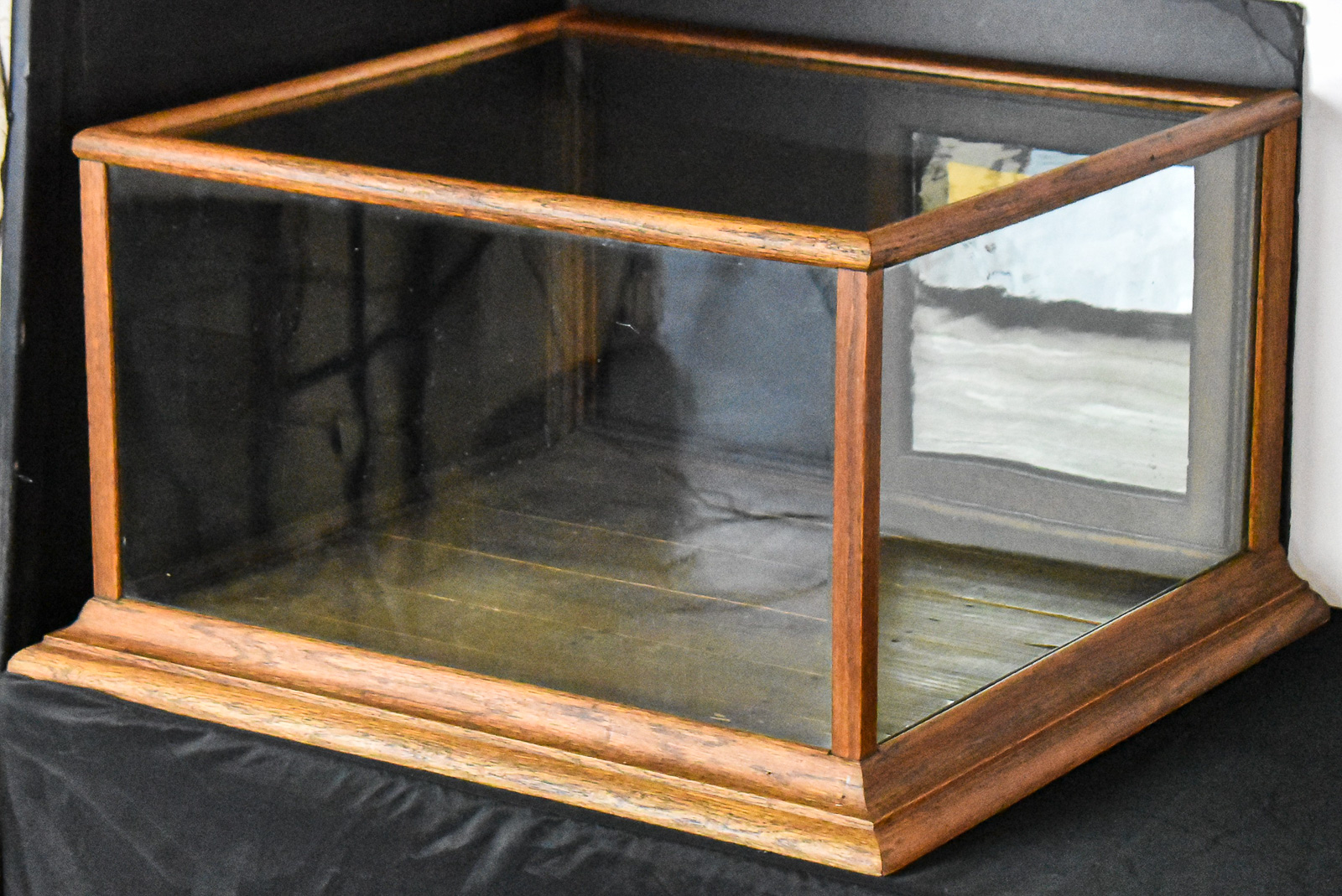 OAK TABLE-TOP STORE DISPLAY CASE