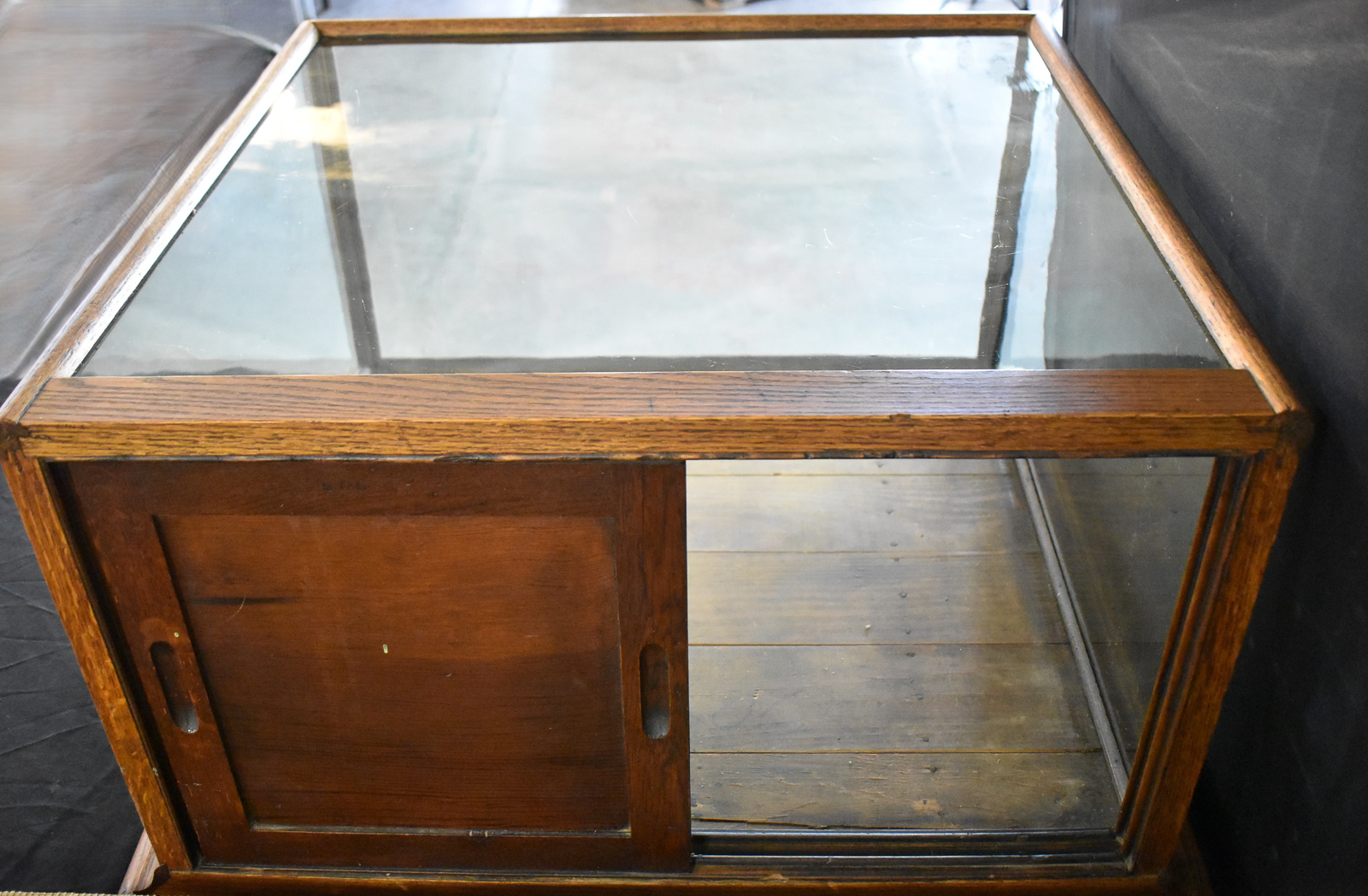OAK TABLE-TOP STORE DISPLAY CASE