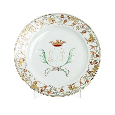 Chinese porcelain Armorial plate, Qianlong. China, Qianlong, polychrome porcelain and gold 