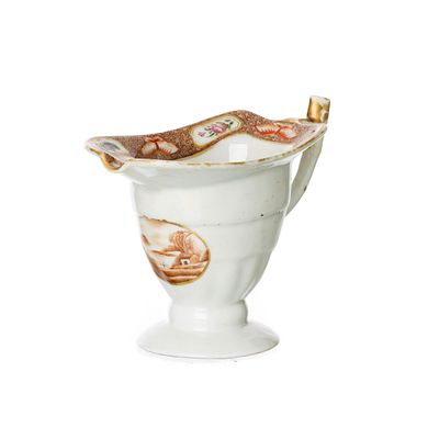 Helmet gravy boat in Chinese porcelain, Qianlong. China, Qianlong, export porcelain, polychrome 