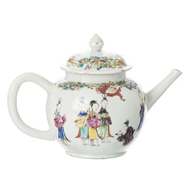 Chinese porcelain mandarin Teapot, Qianlong. China, Qianlong, polychrome and gold decoration 
