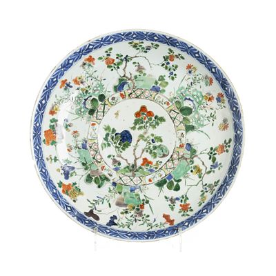 Large Chinese porcelain famille verte plate, Kangxi. China, Kangxi, porcelain with polychrome 