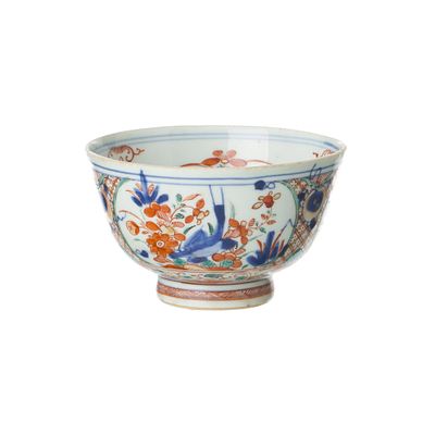 Imari bowl in Chinese porcelain, Kangxi. China, Kangxi, polychrome decoration in blue, rouge de 