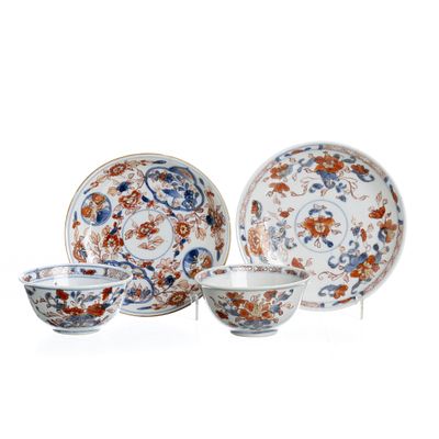 Two 'imari' cups and saucers in Chinese porcelain, Kangxi. China, Kangxi, blue, rouge de fer and 