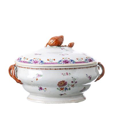 Chinese porcelan famille rose tureen. China, Qianlong, polychrome decoration in family rose 