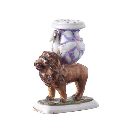 VISTA ALEGRE - Paliteiro 'Leão segurando ânfora'. Portugal, séc.XX, em porcelana moldada da 