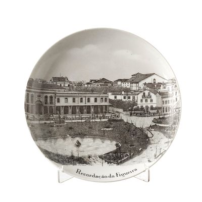 VISTA ALEGRE - Prato em porcelana 'Recordação da Figueira'. Portugal, séc.XIX, porcelana da 