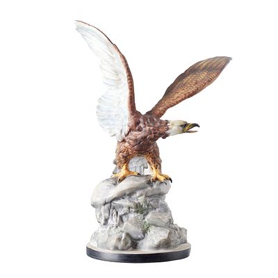 VISTA ALEGRE - 'Águia' em porcelana. Portugal, séc.XX, escultura em porcelana da fábrica da 