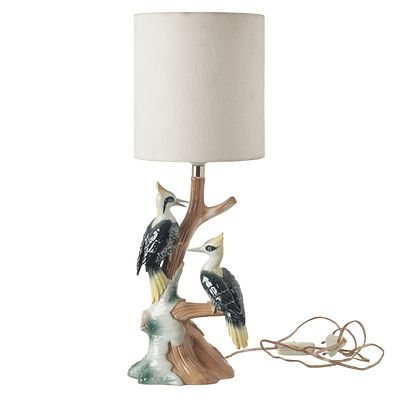 VISTA ALEGRE - Candeeiro de mesa em porcelana 'Pica-paus'. Portugal, séc.XX, em porcelana 