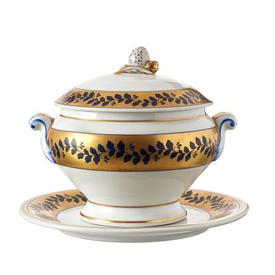 VISTA ALEGRE - Terrina com apresentador. Portugal, porcelana moldada e relevada, da fábrica da 