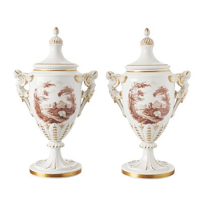 VISTA ALEGRE - Par de ânforas com tampa em porcelana. Portugal, em porcelana moldada e relevada 