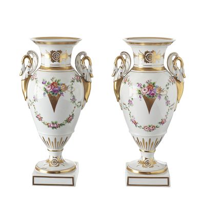 VISTA ALEGRE - Par de ânforas em porcelana. Portugal, séc. XX, em porcelana da fábrica Vista 