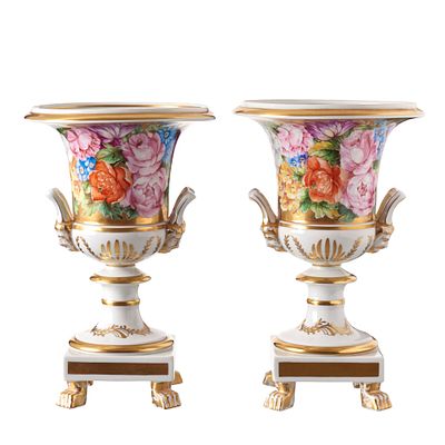 VISTA ALEGRE - Par de ânforas em porcelana. Portugal, porcelana moldada e relevada da fábrica da 