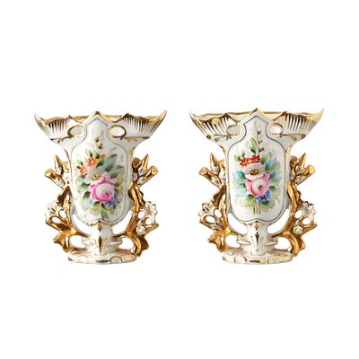 VISTA ALEGRE - Par de jarras de altar 'braga'. Portugal, porcelana moldada e relevada da fábrica 