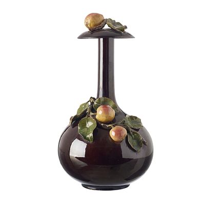 Garrafa 'marmelos' em faiança de Bordalo Pinheiro. Portugal, séc.XX, faiança das Caldas da 