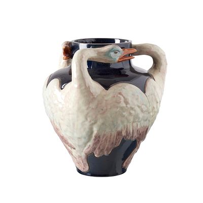Jarra 'Gansos' em faiança de Bordalo Pinheiro. Portugal, c.1920, faiança das Caldas da Rainha 