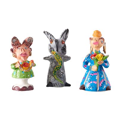 JÚLIA CÔTA (n.1935) - 'Três figuras'. Portugal, séc.XX, esculturas em barro popular, vidrado e 