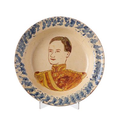 Prato D. Miguel em faiança do Redondo. Redondo, séc.XX, em faiança, de covo acentuado, decoração 