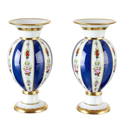 VISTA ALEGRE - Pair of Jars, Collectors' Club 1994. Vista Alegre porcelain, with gilt and 