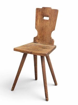 COUNTRY CHAIR OR BRETTSTUHL. Probably Ohio, 2nd quarter-19th century, walnut and ash. Plank back 
