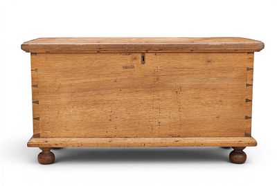 MINIATURE BLANKET CHEST. Ohio or Pennsylvania, 1st half-19th century, walnut. Dovetailed 
