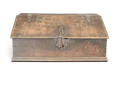 ENGLISH TABLE-TOP DESK. 18th century, oak. Slant lid, with interior drawers and original 
