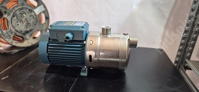 משאבה צנטריפוגלית רב־דרגתית תוצרת Calpeda דגם MXHL 204/A שנת 2019הספק מנוע ‎0.55kW‎ (0.75HP)