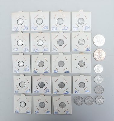 Collection of sixteen Dutch 10-cent coins from the first half of the 20th century, including 6 