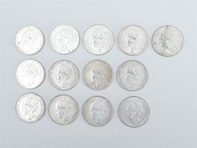 A collection of silver 2&frac12; guilders (rijksdaalders), all from the Wilhelmina era. Quantity: 13 