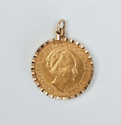 Gold 10 guilder Wilhelmina 1933, set in a 14 carat yellow gold coin pendant. Total weight 7.9 grams.